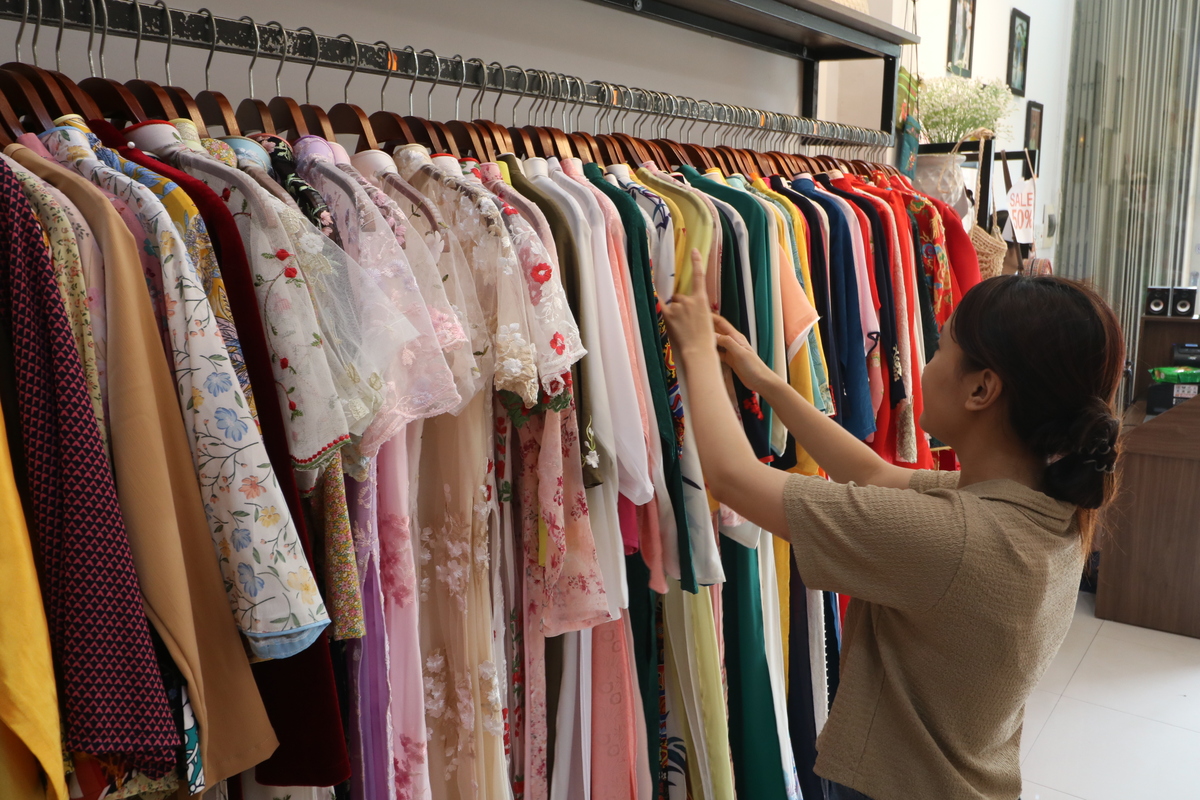 アオザイの上のみをまず選び、そのあとにパンツの色は店員さんが提案してくれます