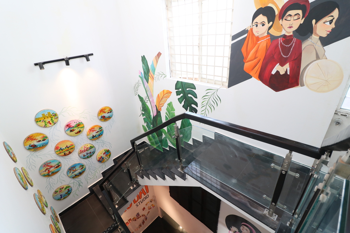 階段にも絵が描いてあり、写真スポットにもなっています。