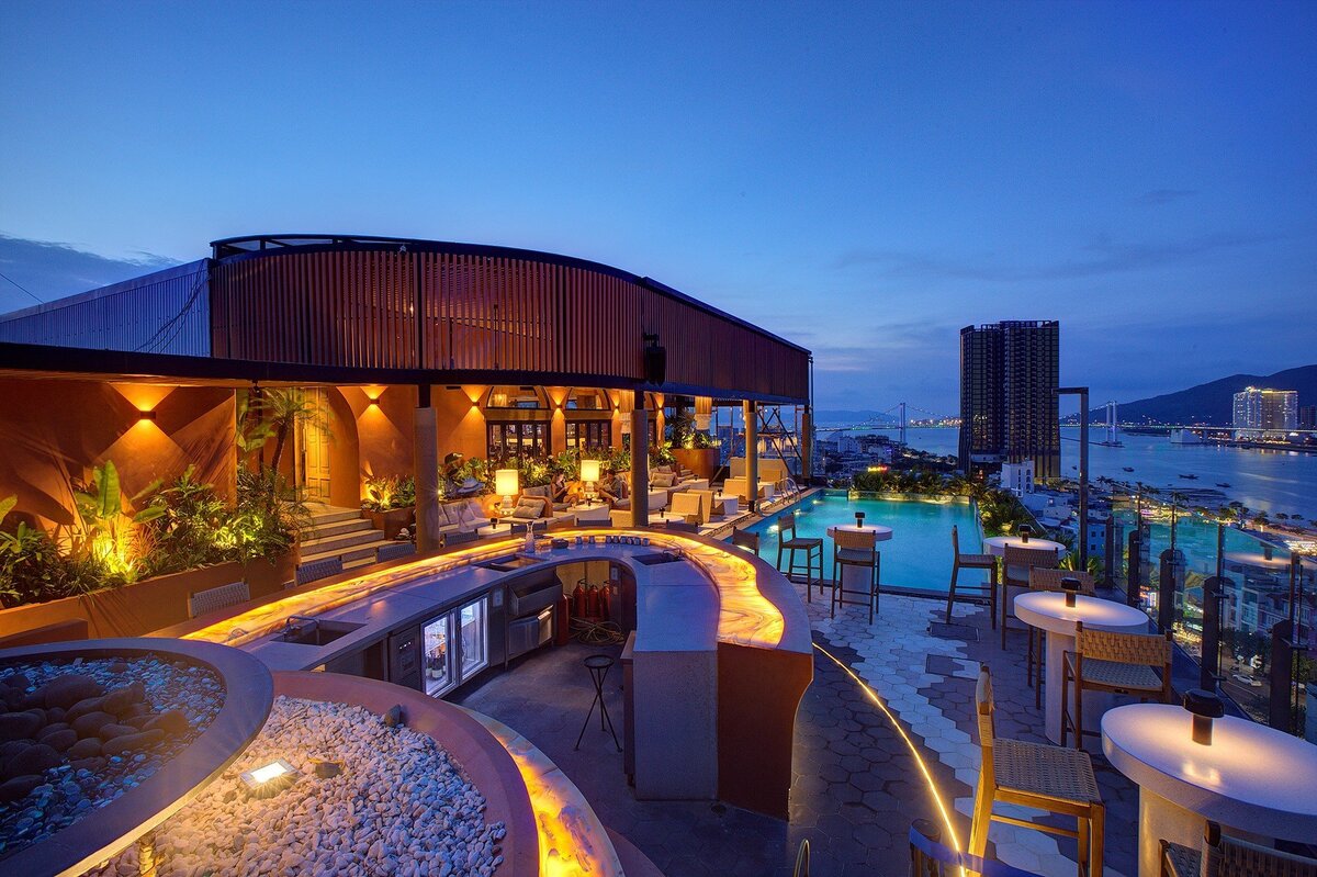 ニューオリエンタルホテルの屋上に位置するThe gypsy(ザ・ジプシー)