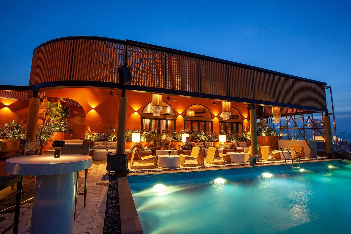 ニューオリエンタルホテルの屋上に位置するThe gypsy(ザ・ジプシー)