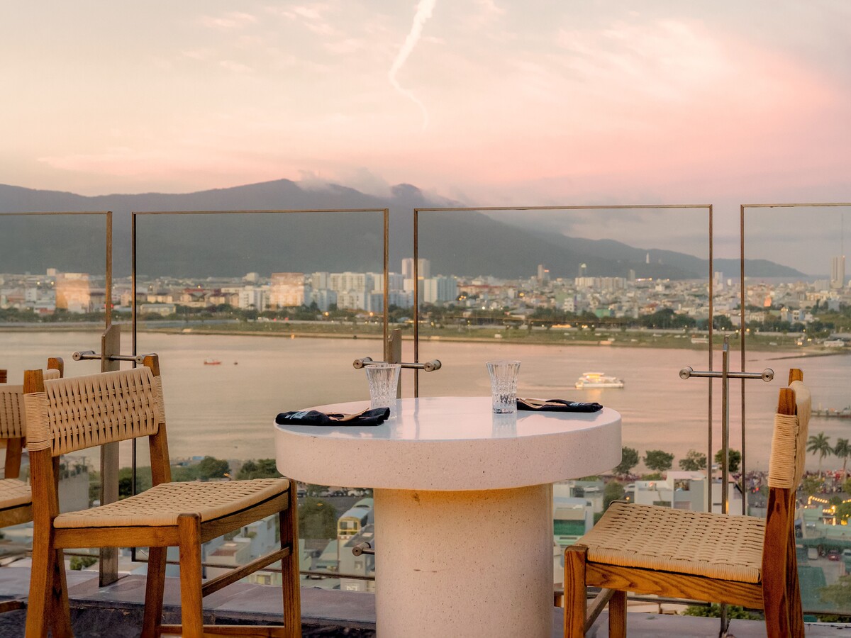 ニューオリエンタルホテルの屋上に位置するThe gypsy(ザ・ジプシー)