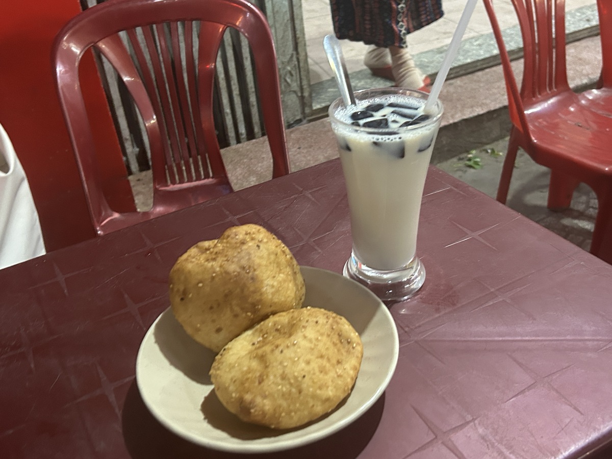 豆乳と２つのBanh tieuを注文。温かい豆乳は販売されていません。