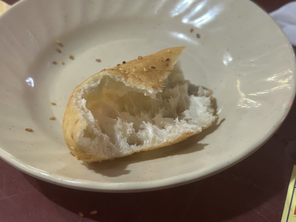 ほのかに甘さが広がる空洞のパンは甘いドリンクに合います