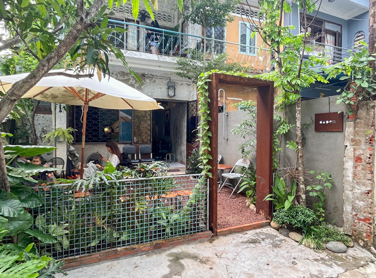 店の入り口と緑あふれるお庭