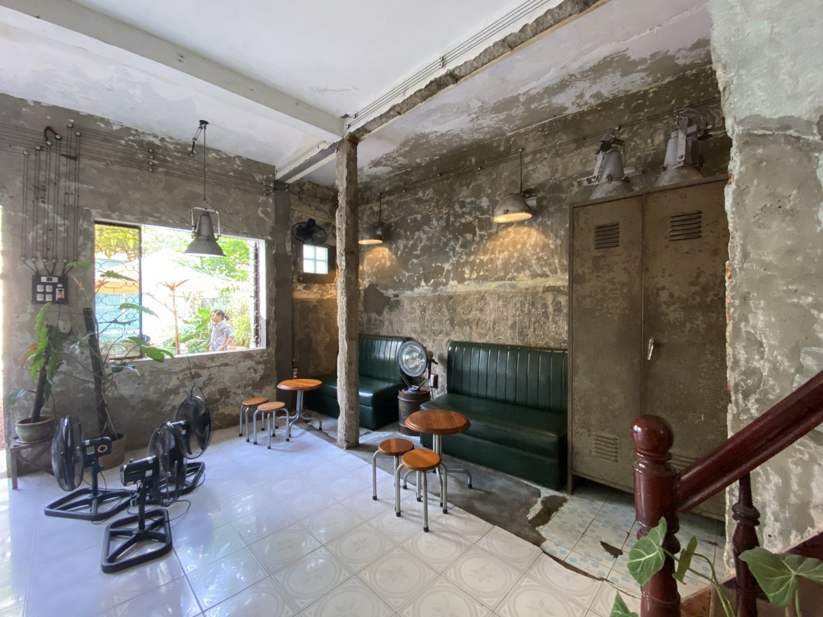 1階はソファ席も完備