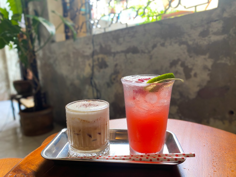 塩コーヒー30,000VND／レッドカラントのお茶30,000VND