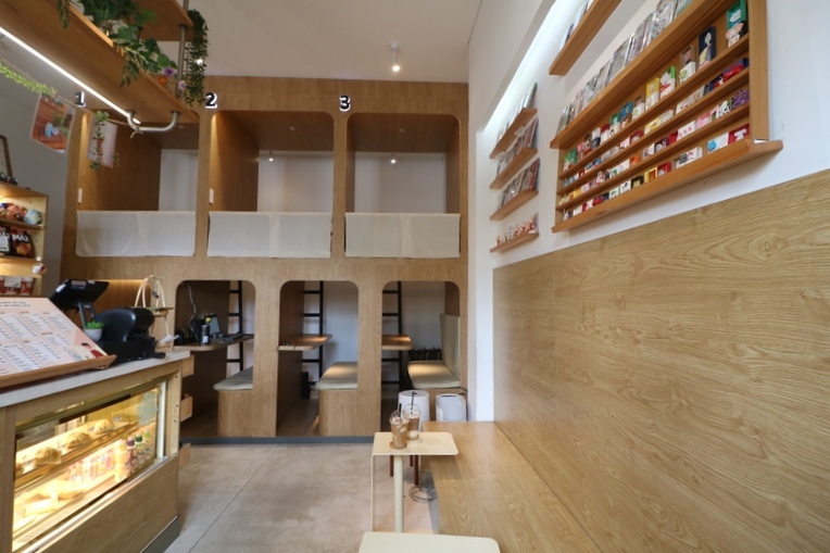 木のぬくもりを感じる清潔感溢れる店内