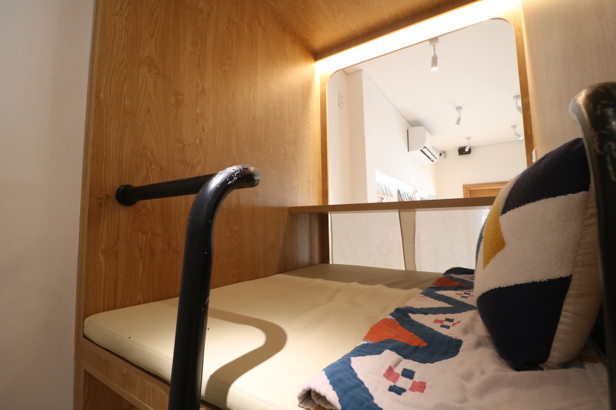 クッションもついていて足を延ばしても広々な空間がGood