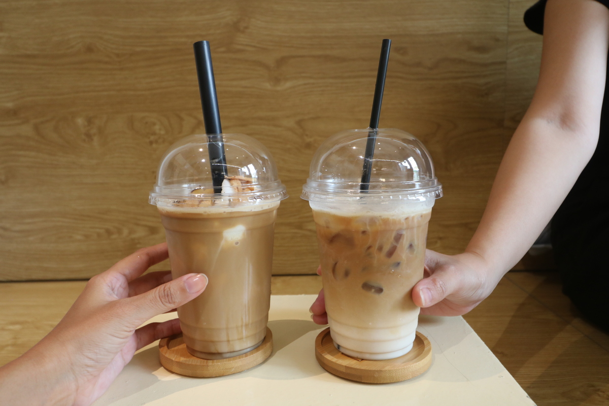 左ココナッツコーヒー31,000VND／右Bac Xiu28,000VND