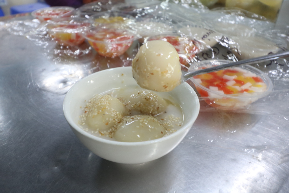 コロンとしたフォルムがカワイイお団子。しょっぱ甘いスイーツは中々新鮮。