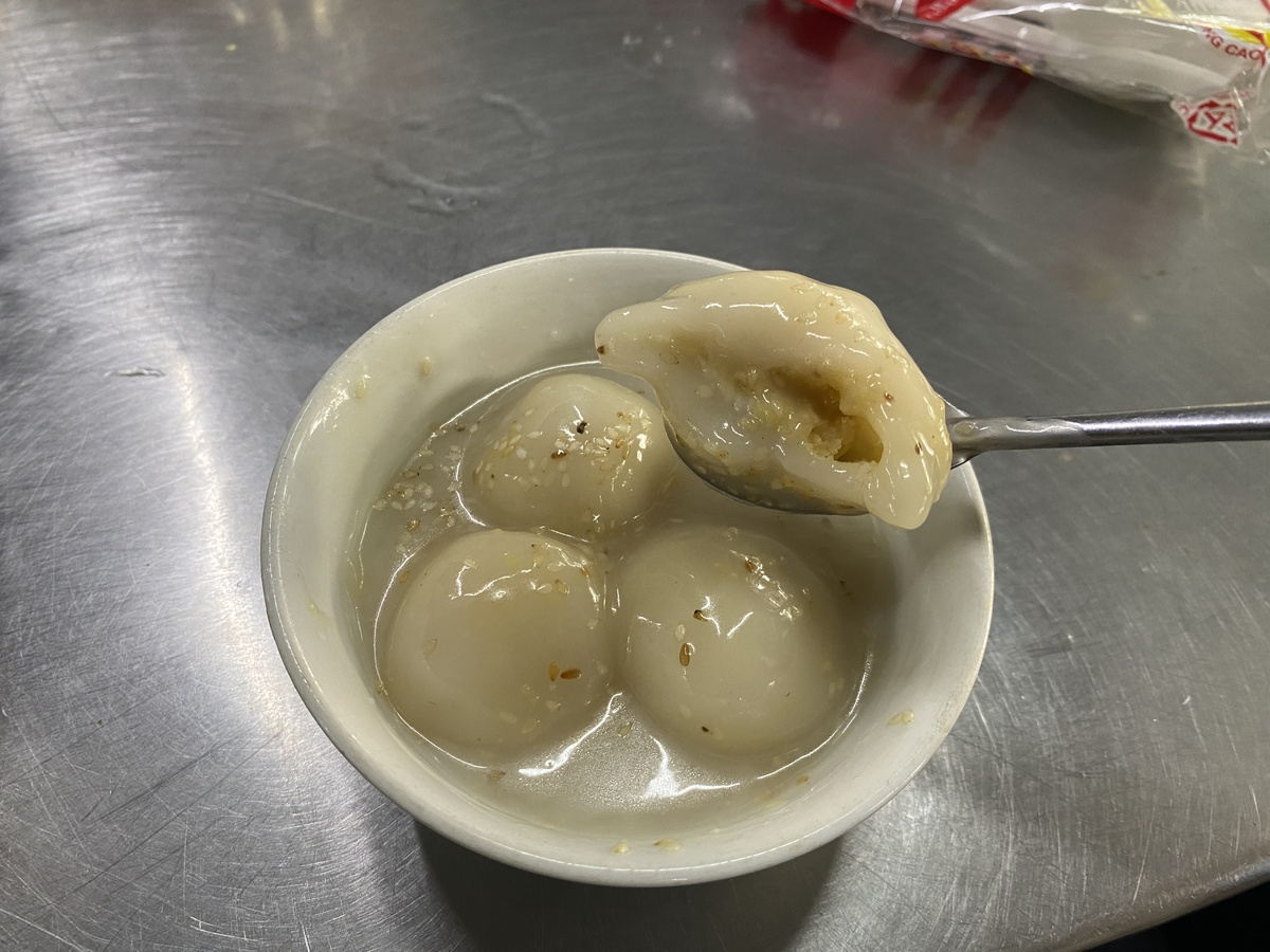 緑豆ペーストが入っているChè trôi nướcは見た目よりも柔らかい食感