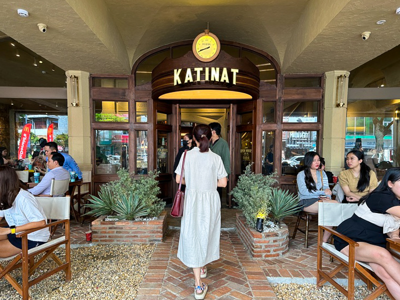 温かみのある洒落たデザインの店内