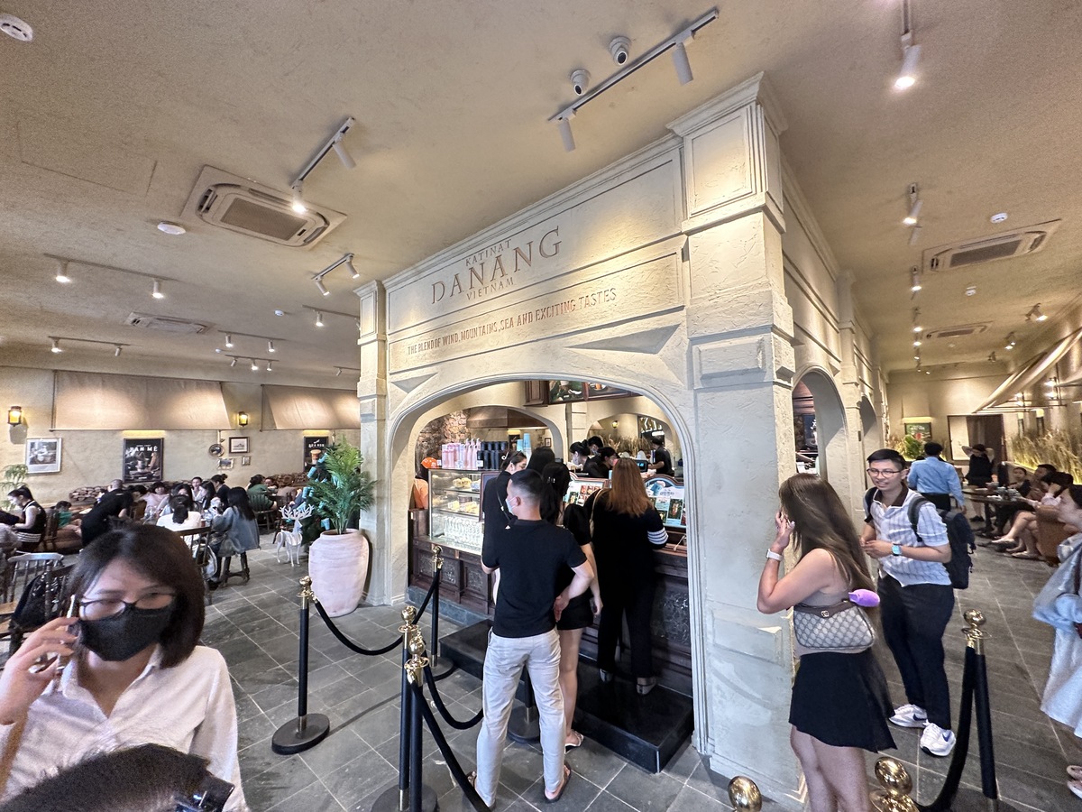 温かみのある洒落たデザインの店内