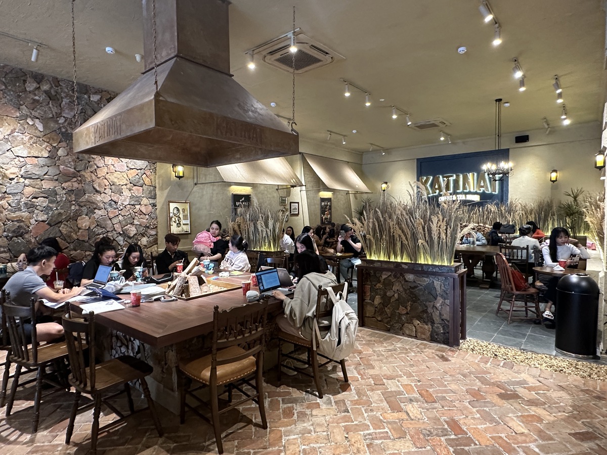 勉強にもちょうどいい高さの普通の高さのテーブルと椅子