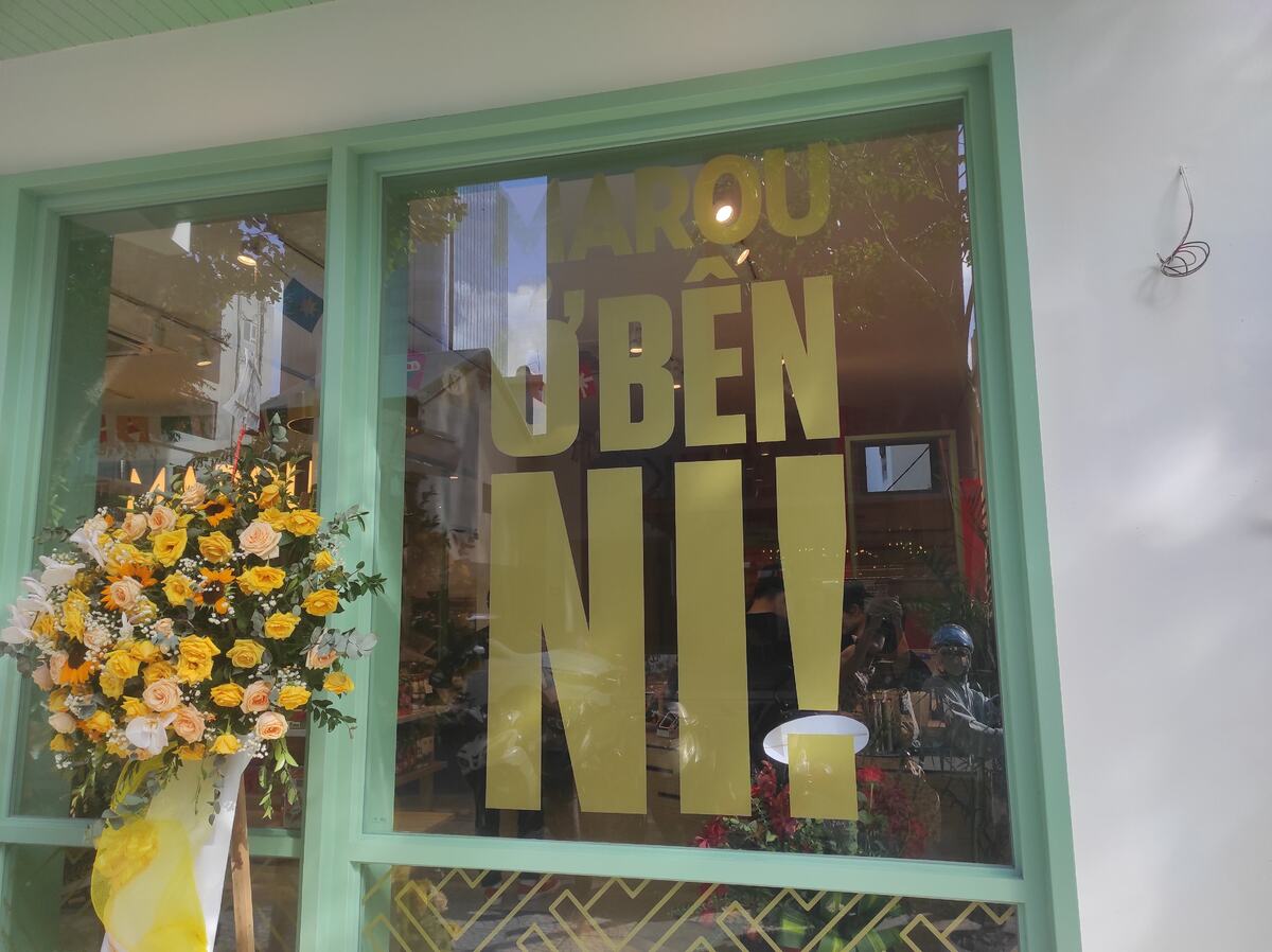 中部弁で描かれたデザイン(標準語は「MAROU Ở đây(マルーはここにあります)」)