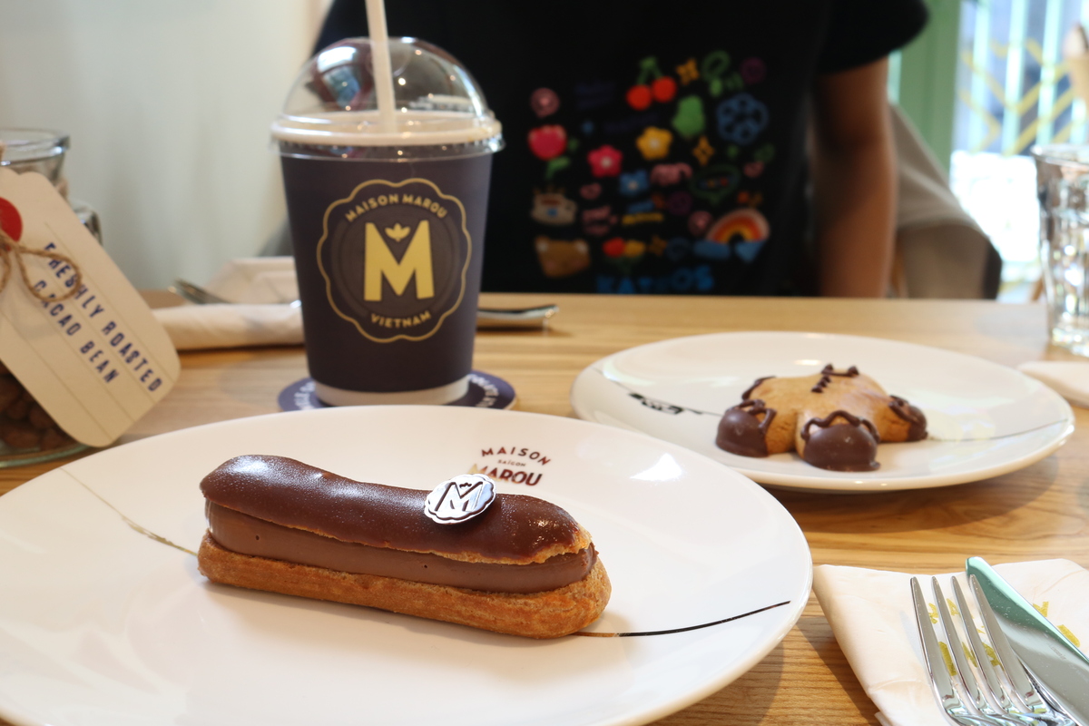 複雑な甘みと香りが口の中で広がるチョコレートクリームが美味なエクレア ドリンクは、持ち帰りも可能です。