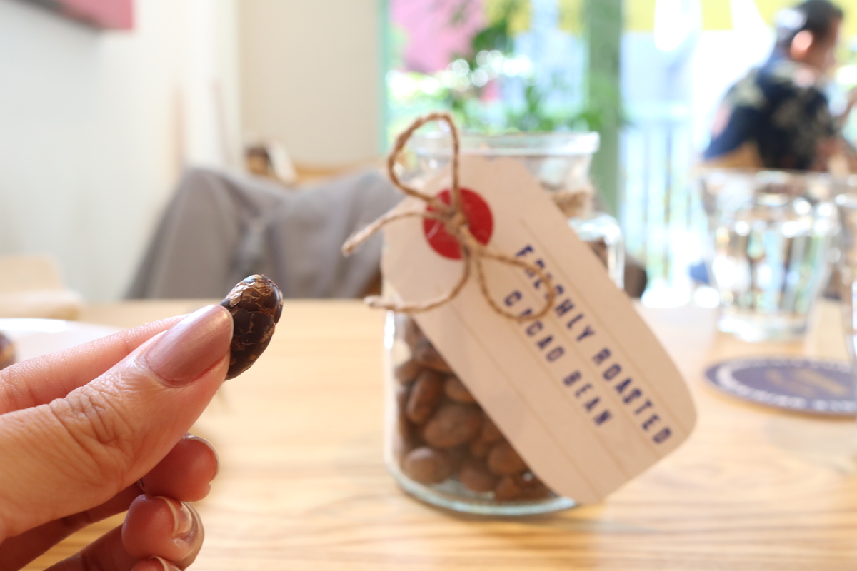 ローストしたカカオ豆が各テーブルに置いてあり、カカオニブを試食できるサービス