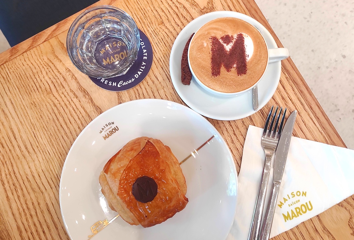 マルーのMがトレードマークの、ラテはクッキー付き