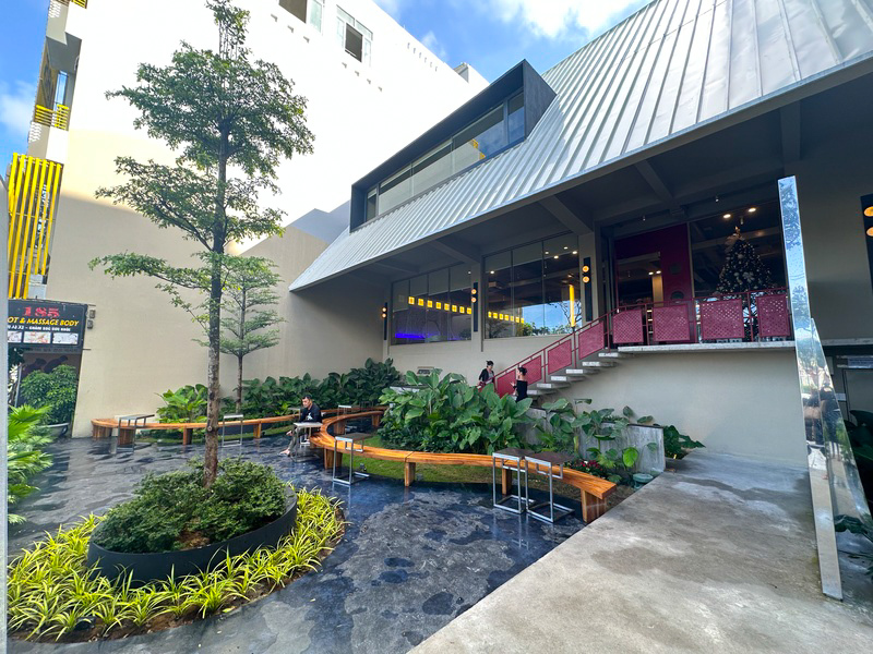 お店は２階の建物で、屋外の席もあります