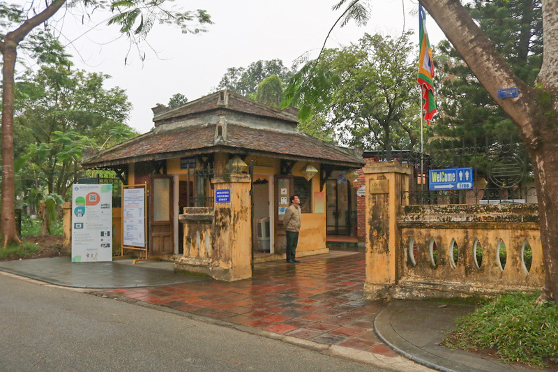 フエ王宮の東側Cửa Hiển Nhơnの出口から約徒歩5分。