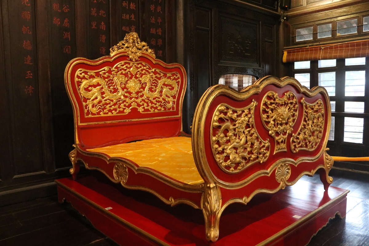 Khai Dinh帝が使用していたベッド、複数の椅子、駕籠なども豪華な装飾が目を引きます。