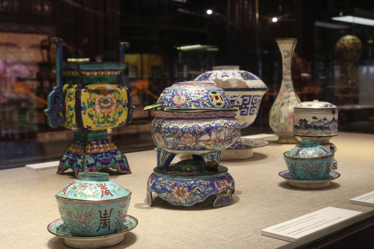 1800年代中ごろに宮廷で使用されていた大小さまざまなエナメルの食器類。