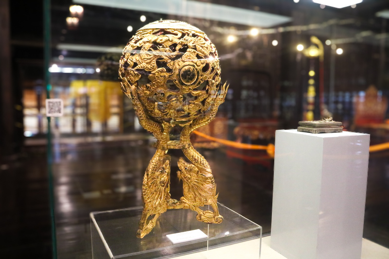 金メッキが施された九龍球は王朝時代の栄光を感じさせます。