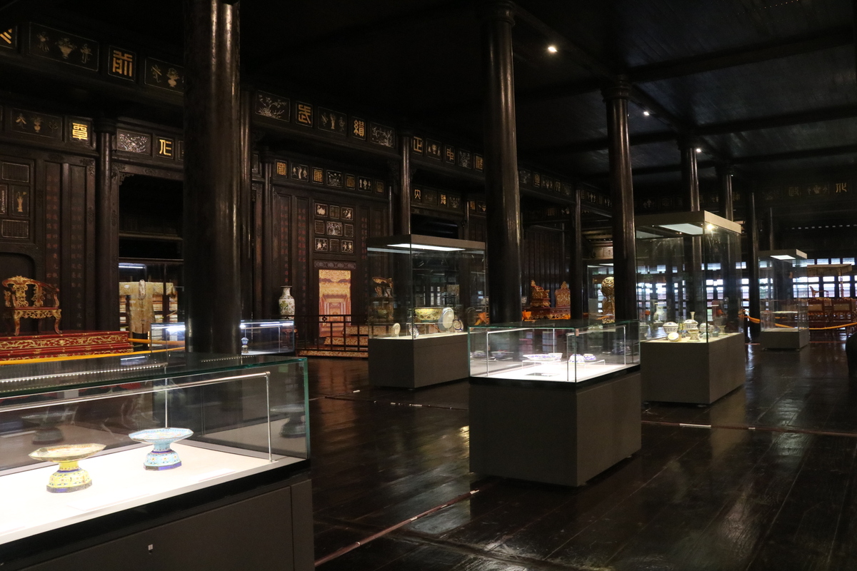 食器などはすべてショーケースに入っており綺麗に展示されています。