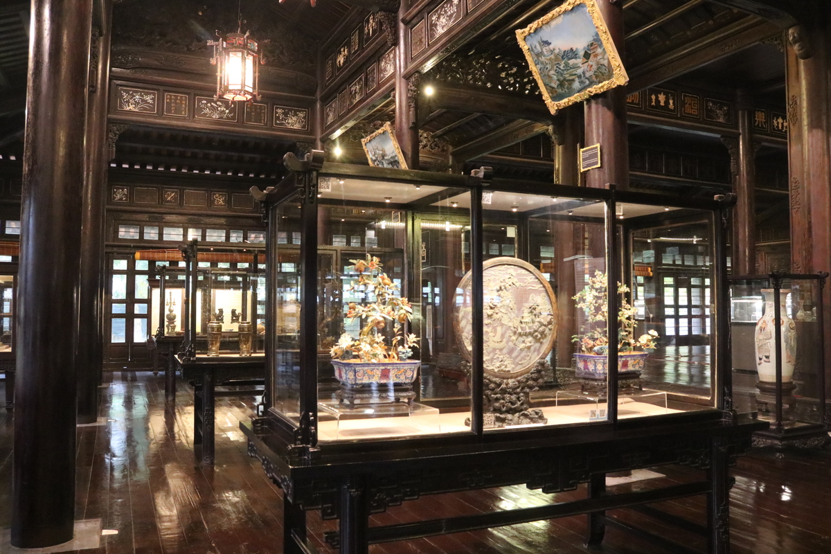 グエン朝時代のから今に残る柱や梁に装飾が施された美しい木造建築、中は土足禁止です。