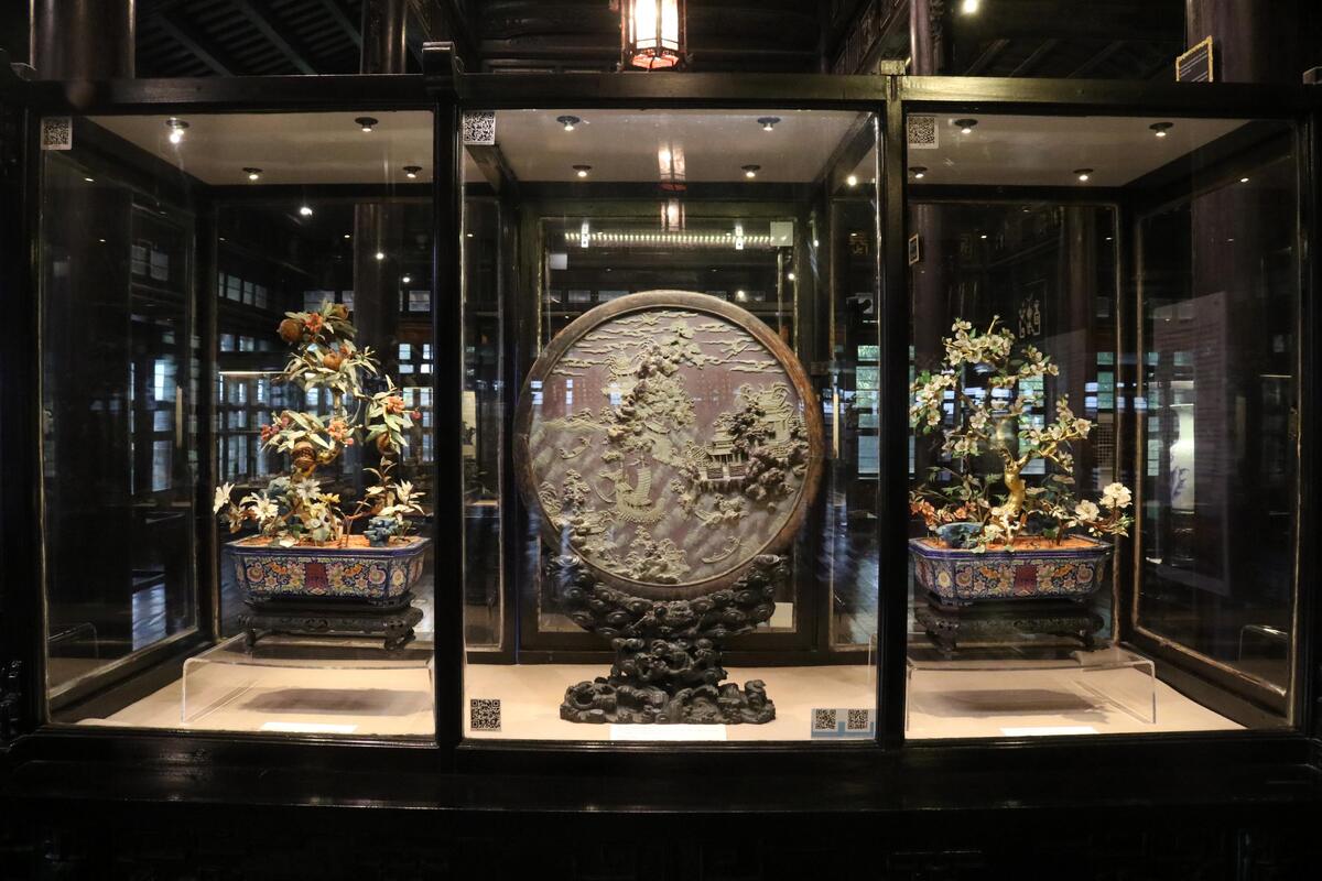 Dong Khanh時代に装飾目的で使用された木製がベースで金メッキと天然石などで造られた盆栽。