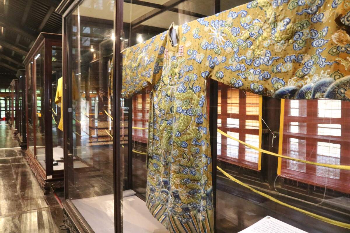 1920年前後にKhai Dinh帝が着用していた衣装・帽子などもずらりと並んでいます。