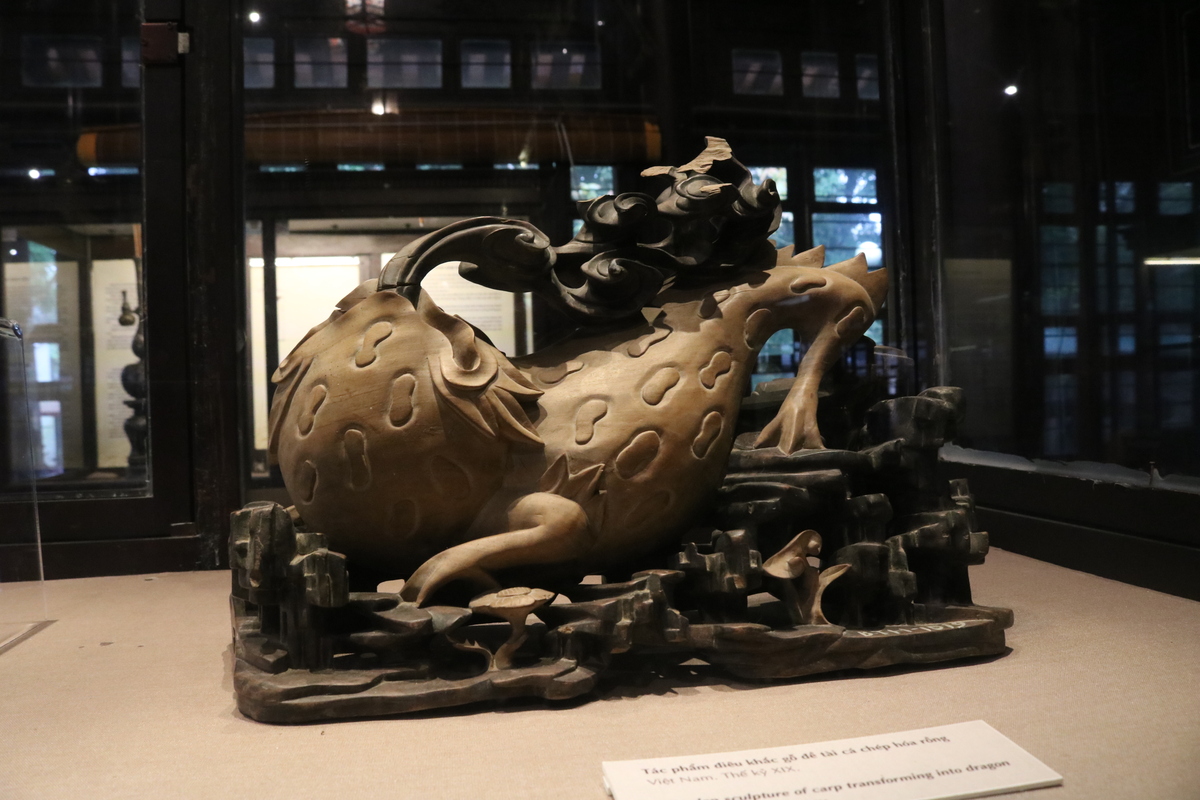 独特な形の木製マードラゴンなど特徴的で凝ったデザインのものも多数。