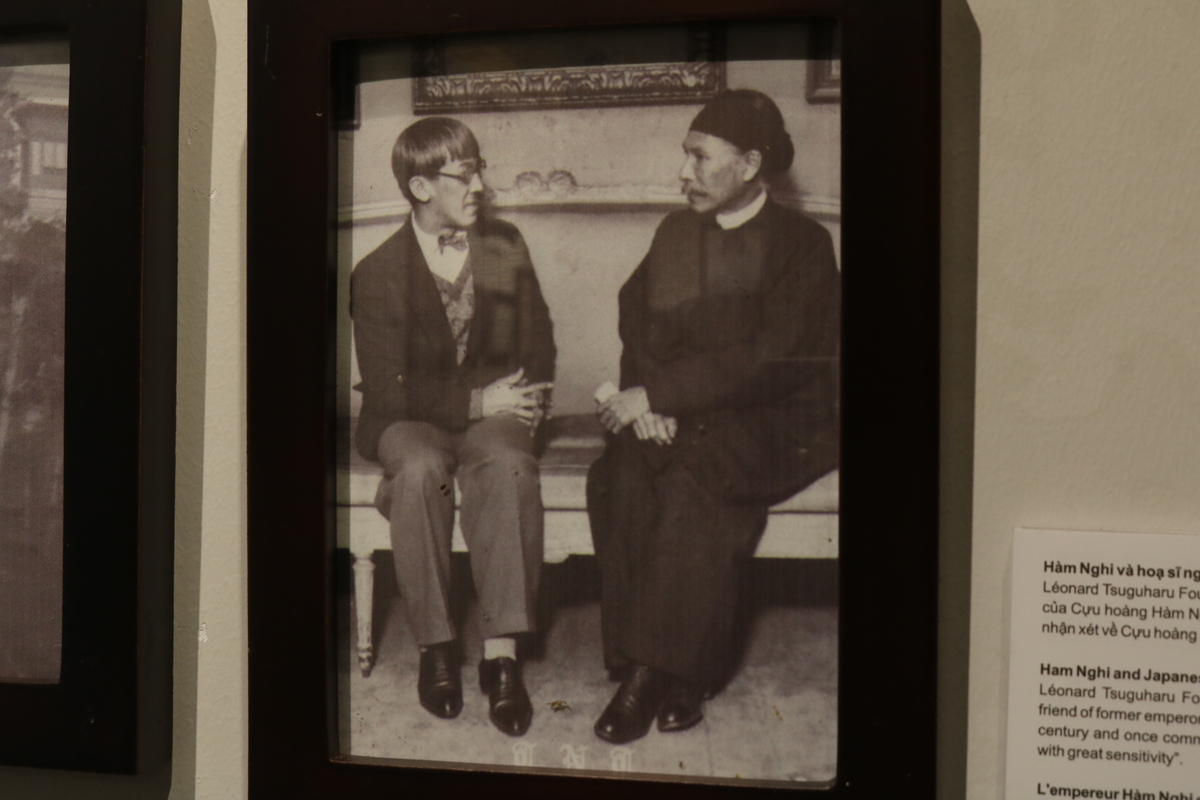 　両者は友人関係であると記されており、西洋にてHam Nghi作品が展示された1926年に撮影。