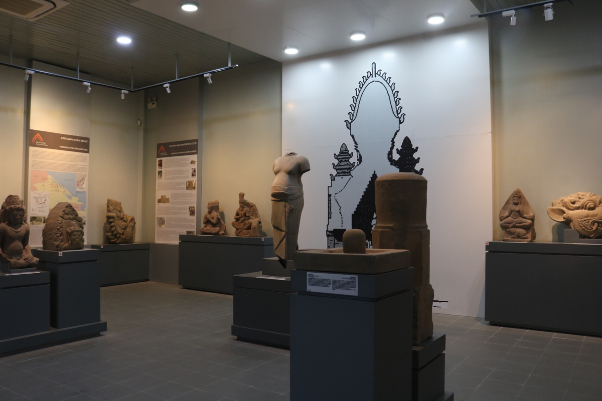 砂岩で造られたの像像が並びます。