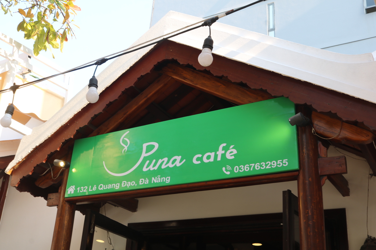 緑の看板が目印