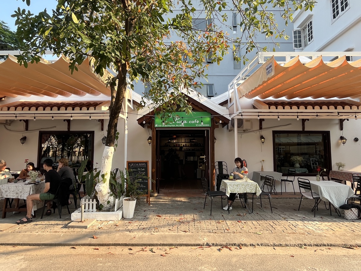 屋外の席はシェード付きなので日中でも日差しを避けて快適に座れます