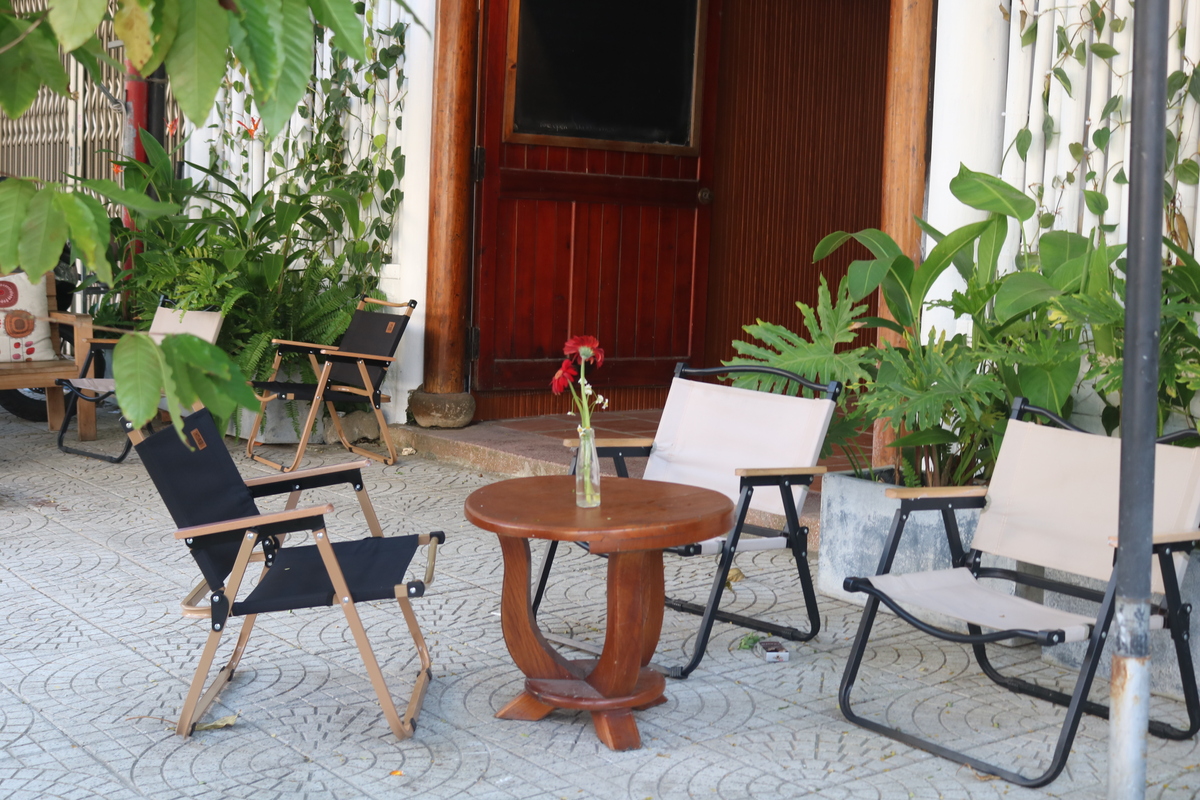 店内は仕事をしている方も多いですが、屋外は気軽におしゃべりできるまったりとした雰囲気