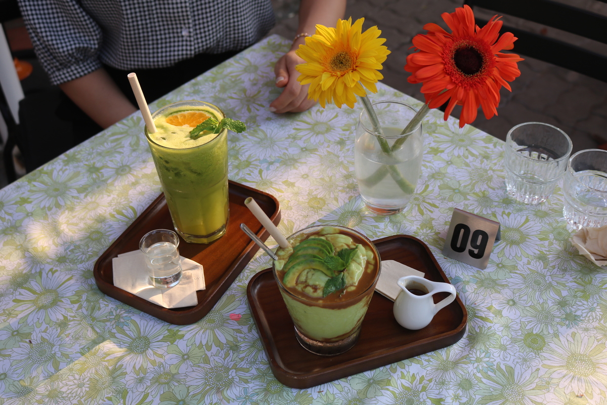 カフェインなしのデトックスジュースや変わり種のアボカドコーヒーなどもあります