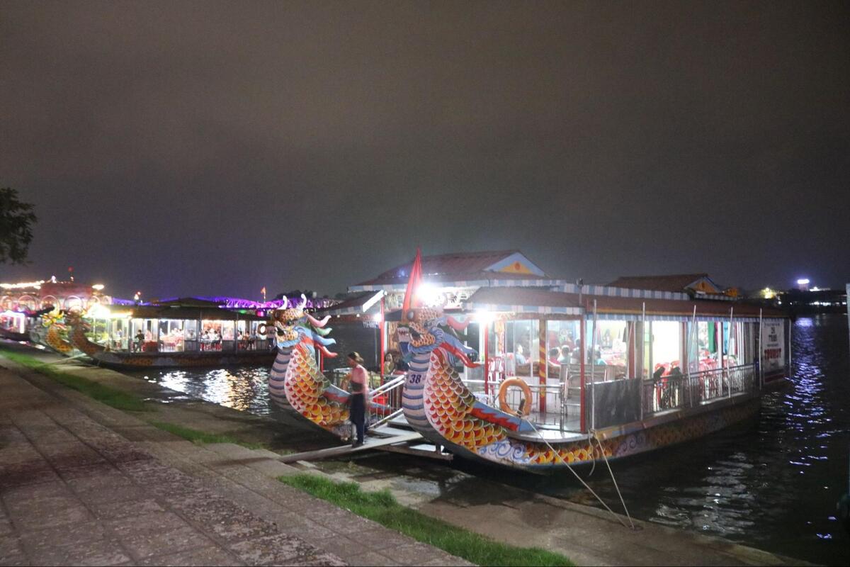 住所：Bến thuyền Tòa Khâm (49 Lê Lợi, Phú Hội, Huế)