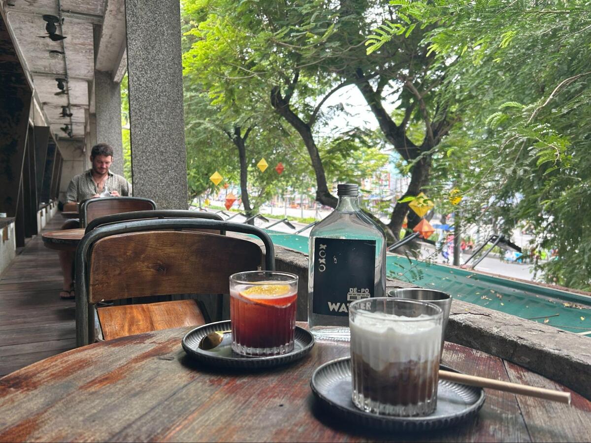 住所：Đề-pô Cafe (Chợ Đông Ba, 2 Trần Hưng Đạo, Huế)