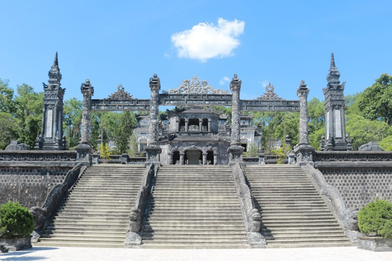 住所：Lăng Khải Định (Thủy Bằng, Hương Thủy, Huế)