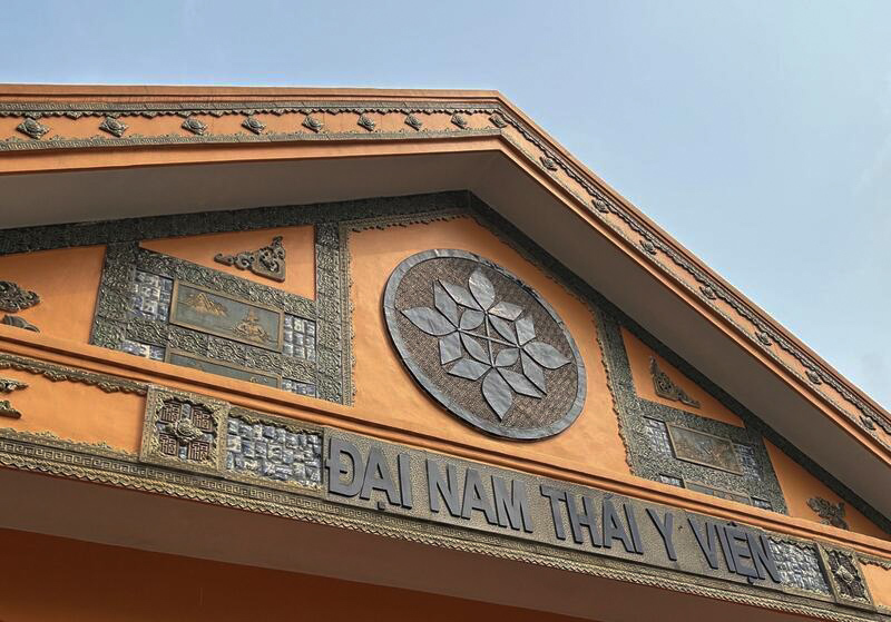 ホテルの正面玄関の屋根部分には「Đại Nam Thái Y Viện(大南医院)」とデザインされています。