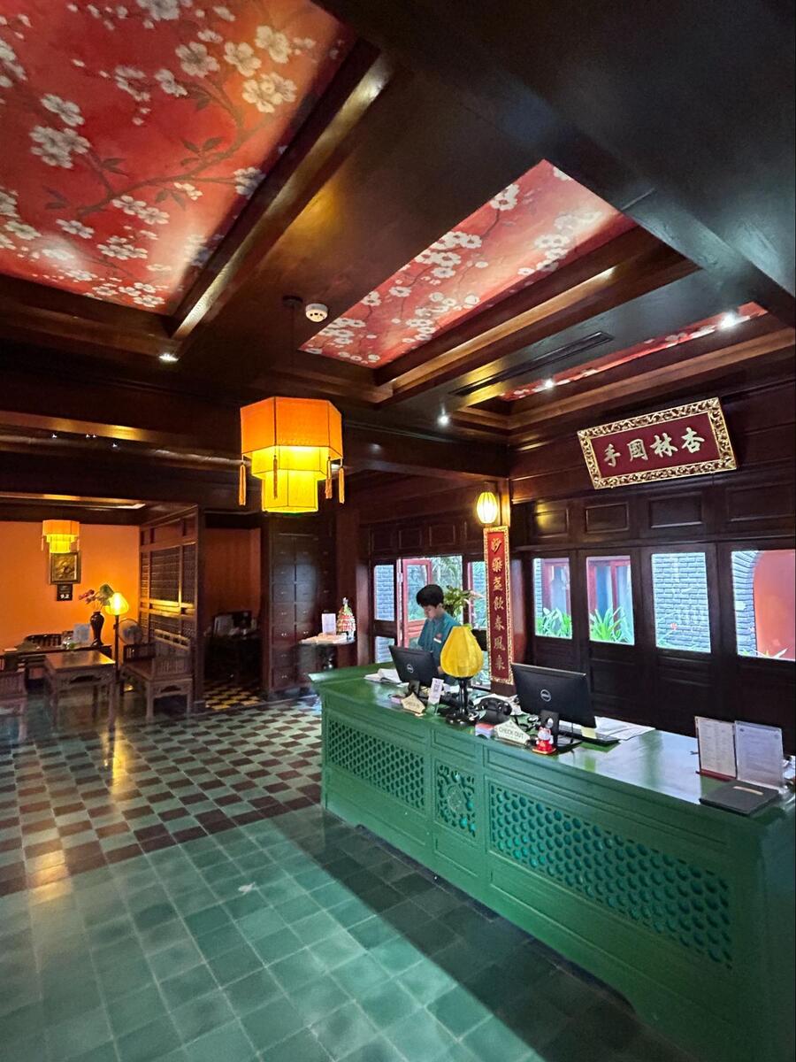 全体的に重厚感ある木のデザインでまとめられています