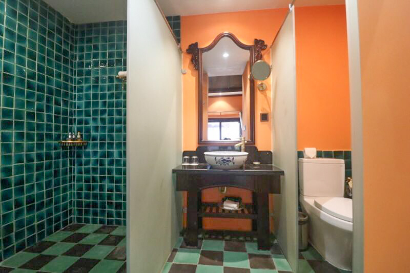 色合いがユニークですが、気持ちが安らぐような温かみのあるオレンジと緑に癒されます。