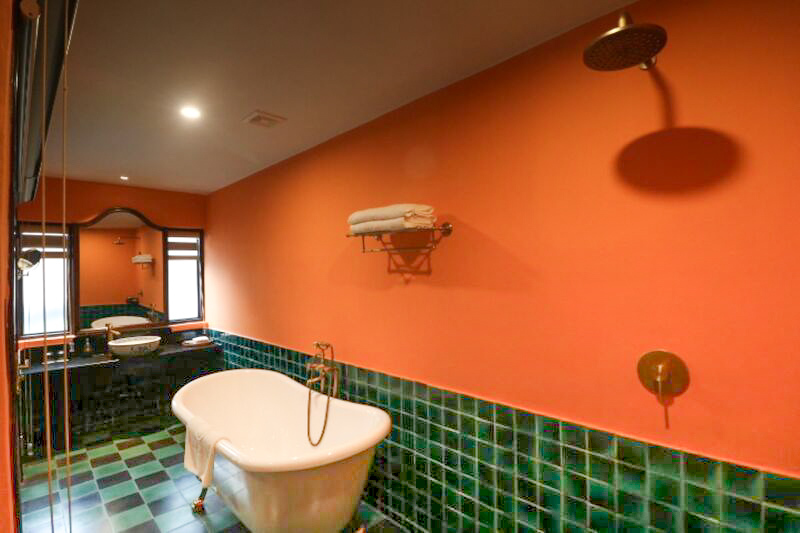 猫足バスタブのお風呂がとってもキュート!床は水はけがよい素材を使用しています。