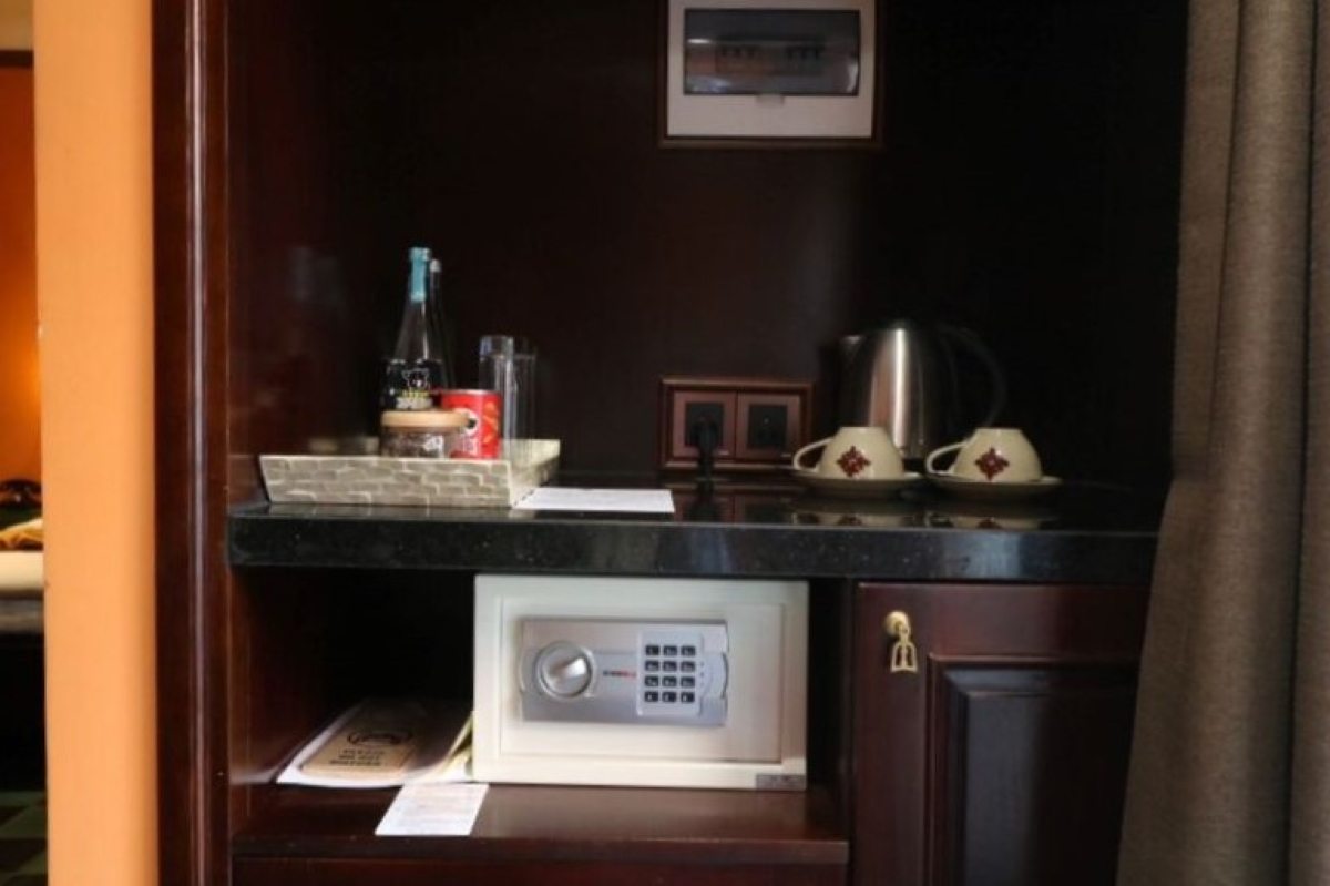 お茶などのアメニティは無料で、ガウンや金庫なども完備しています。