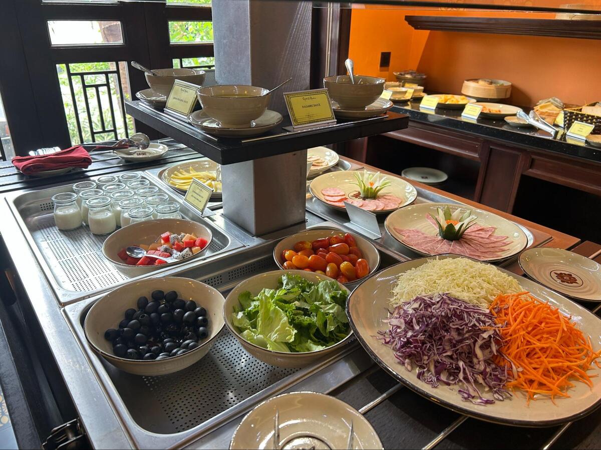 フルーツ・サラダ・チーズなど盛りだくさん。もちろんベトナム料理のフォーなどもいただけます。