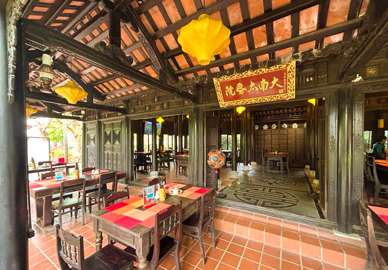 昼間は太陽光で明るくデザインの細部まで見ることができ、夜はロマンチックな雰囲気に代わります。