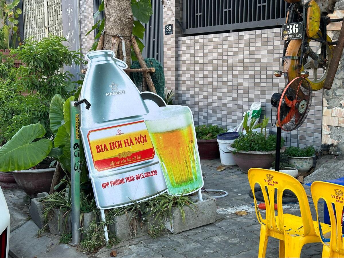 ビアホイハノイのマークが目印。これがあるお店にはビアホイがあります。