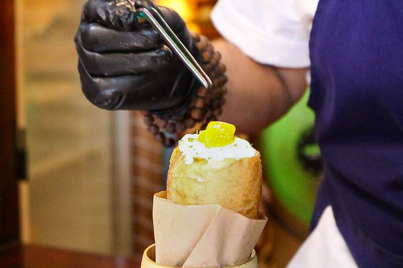 目の前で作ってくれるショースタイル